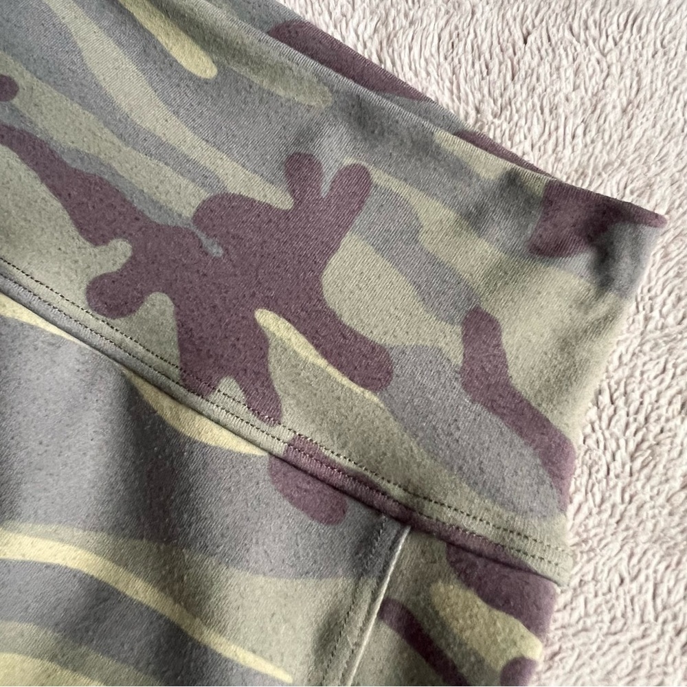Bombshell Sportswear Camouflage and Black Leggings - Picture 6 of 14